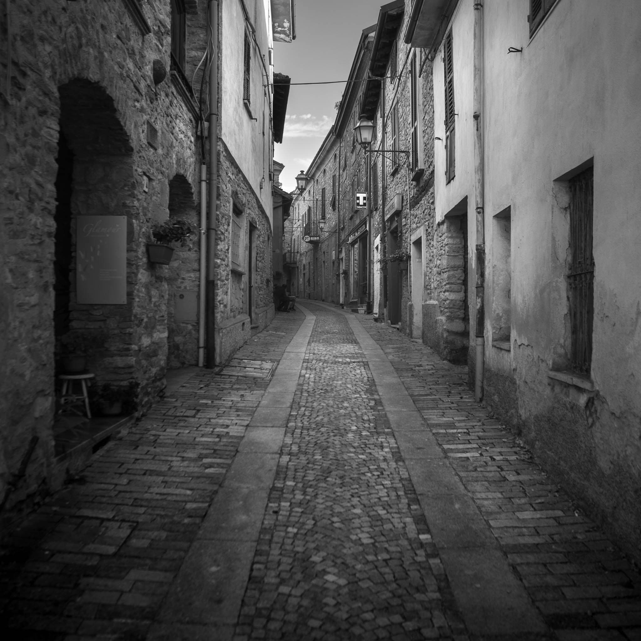 Bg9 - black-and-white