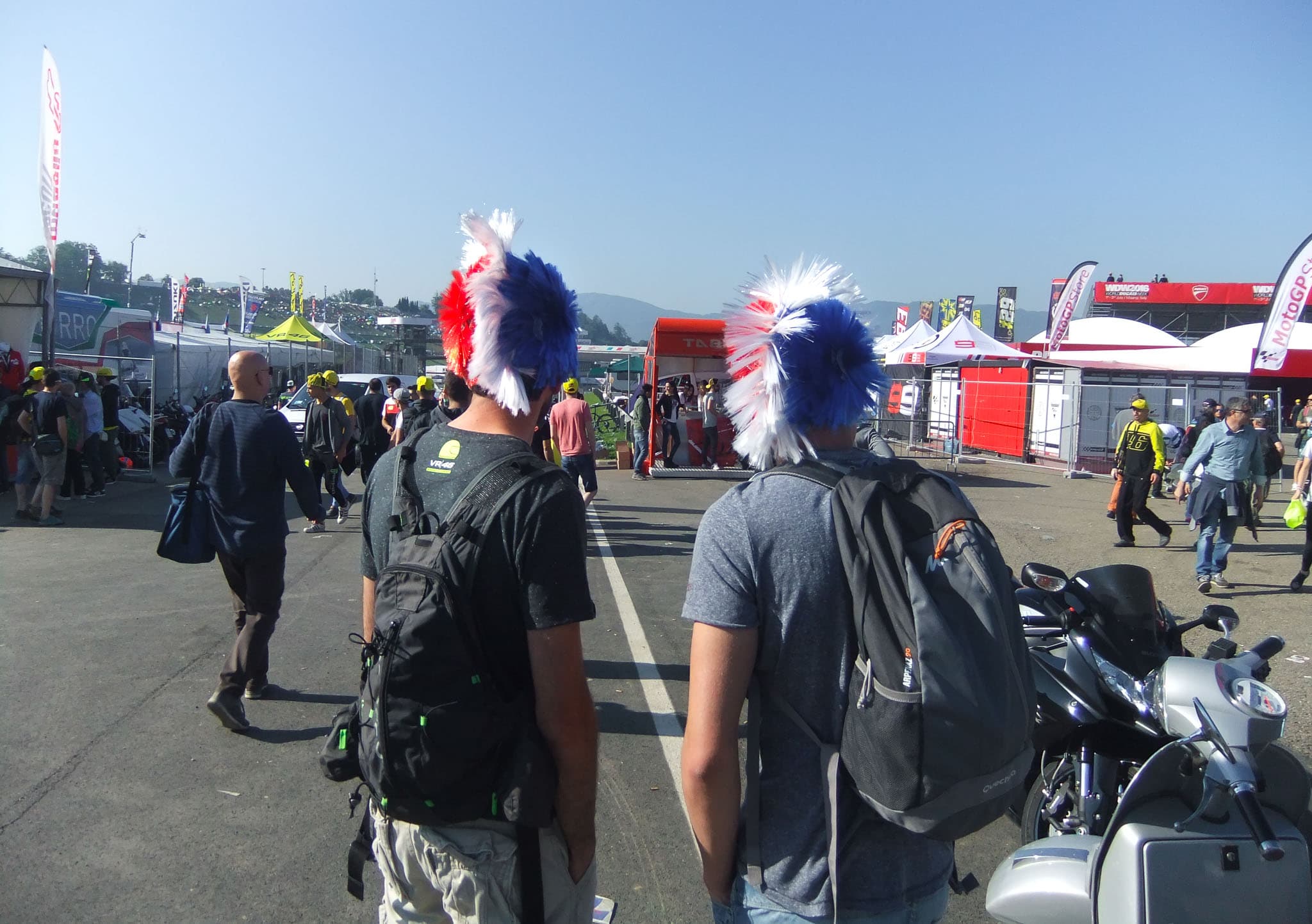 Bg6 - motogp-crowd